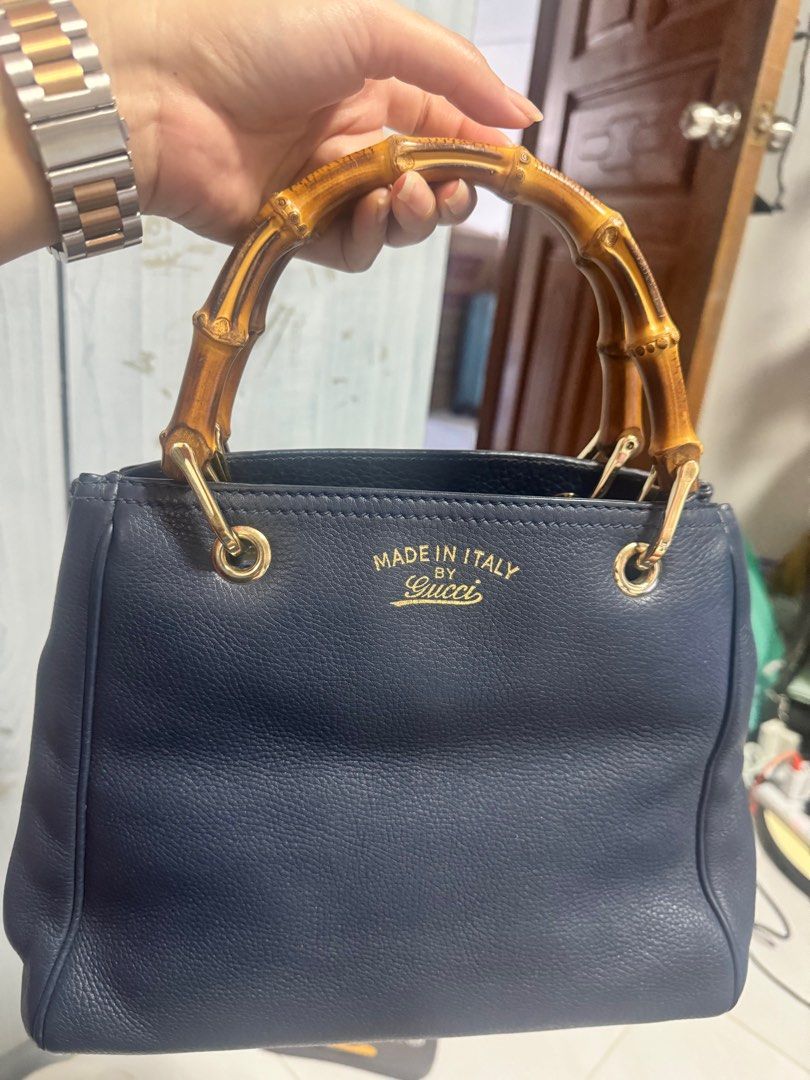 Gucci (Category: Bags & Wallets) located in Singapore. Submitted by giselle12 (Listing ID 1297447226, Image 1). Description: .