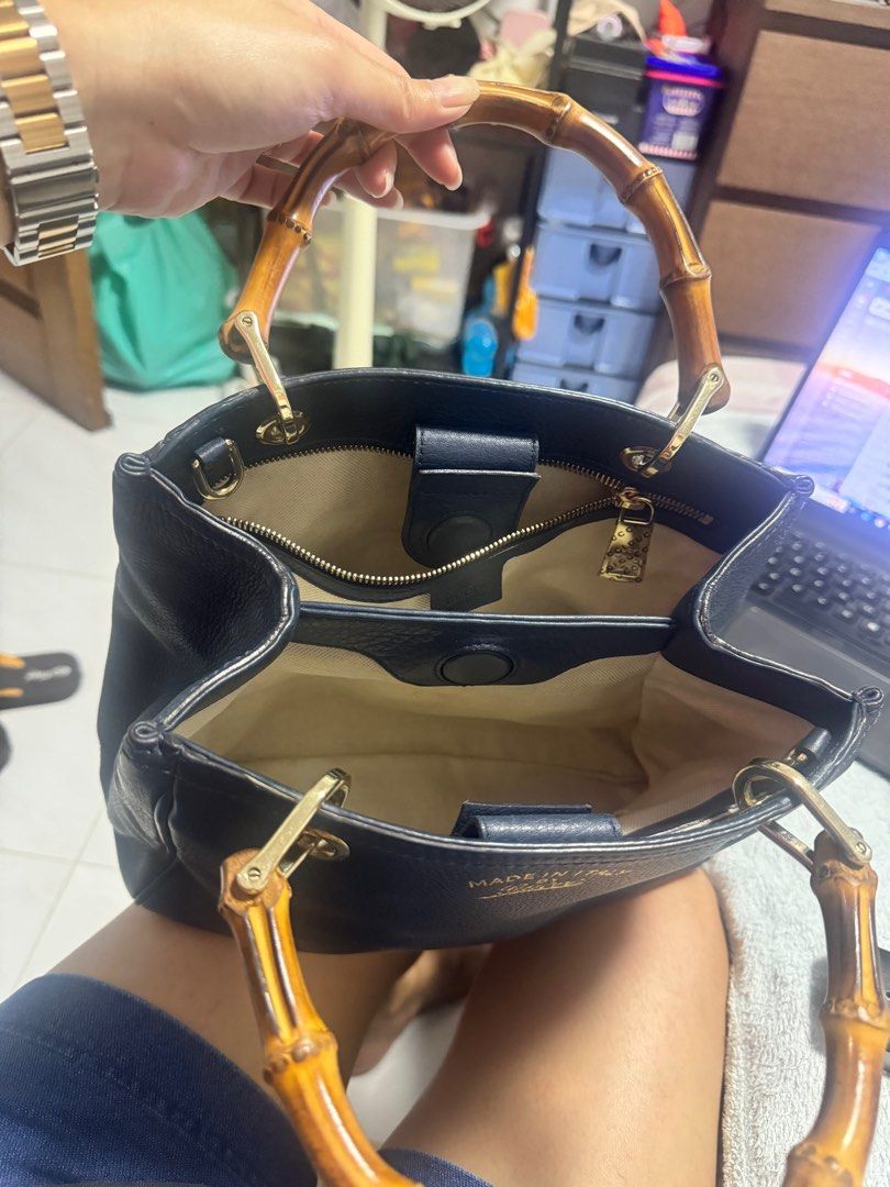 Gucci (Category: Bags & Wallets) located in Singapore. Submitted by giselle12 (Listing ID 1297447226, Image 3). Description: .