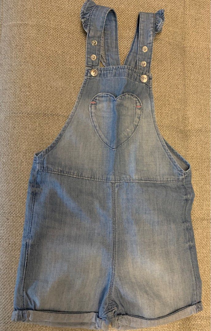 Original H&M Flounce-trim Dungaree Denim Jumper Shorts with Heart Pocket Detail 2 to 3 Years Old (Category: Babies & Kids Fashion) located in Marikina City. Submitted by twentyfoursevensale (Listing ID 1297397334, Image 3). Description: Dungaree denim jumper shorts in an airy, cotton weave with a heart-shaped chest pocket and flounce-trimmed straps Comes with adjustable, press-stud fastenings at the front, back pockets and legs with sewn-in turn-
