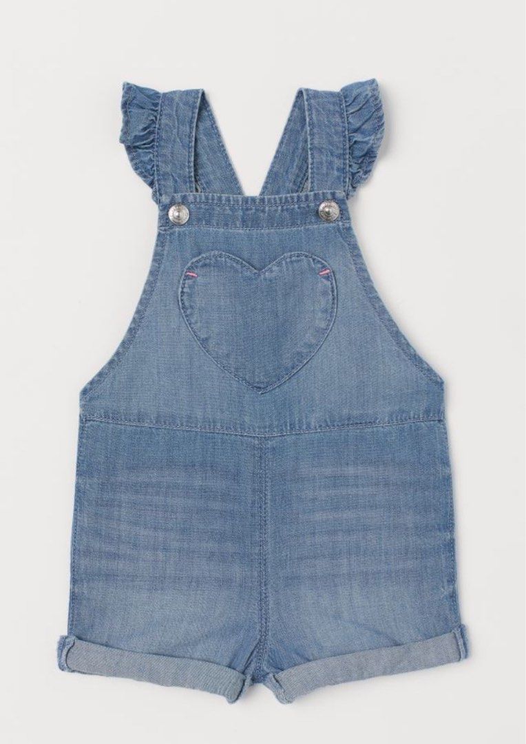 Original H&M Flounce-trim Dungaree Denim Jumper Shorts with Heart Pocket Detail 2 to 3 Years Old (Category: Babies & Kids Fashion) located in Marikina City. Submitted by twentyfoursevensale (Listing ID 1297397334, Image 1). Description: Dungaree denim jumper shorts in an airy, cotton weave with a heart-shaped chest pocket and flounce-trimmed straps Comes with adjustable, press-stud fastenings at the front, back pockets and legs with sewn-in turn-