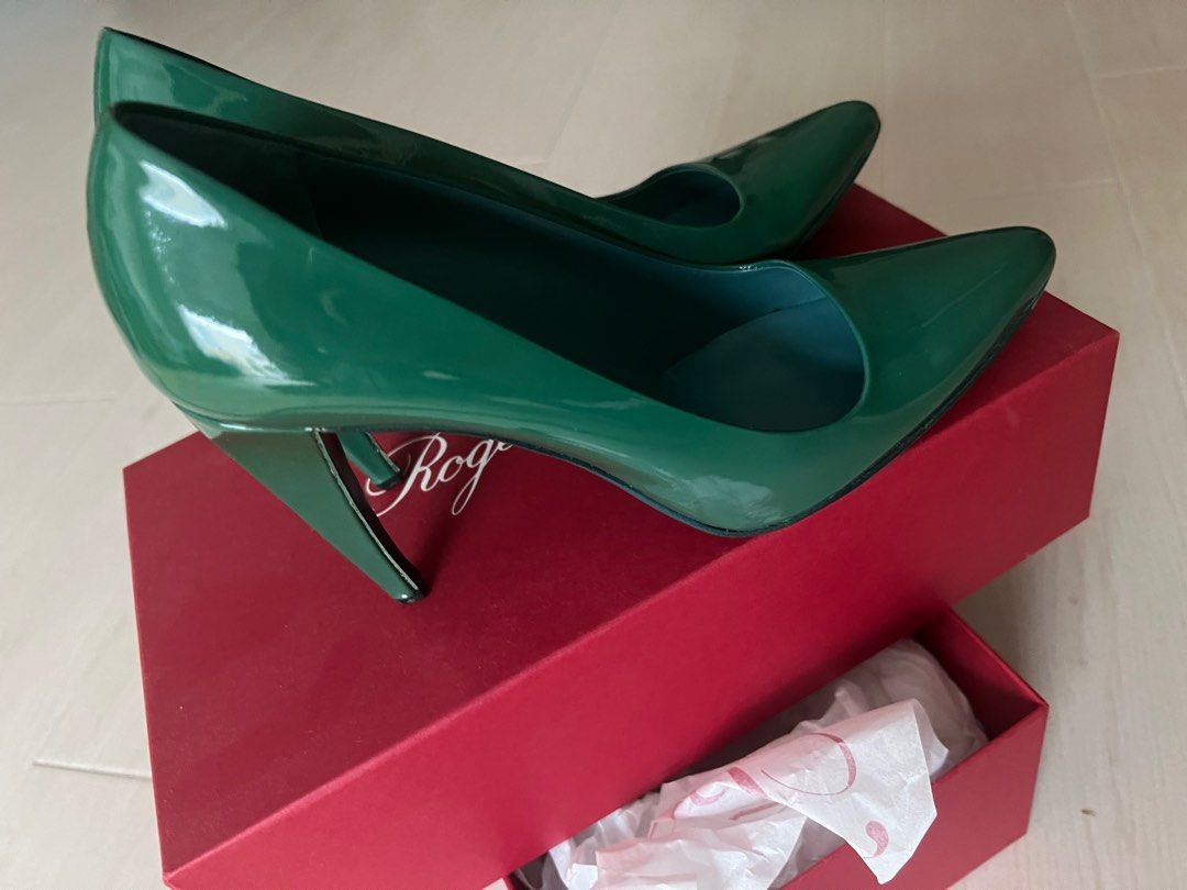 Prada （分類：鞋及波鞋）位於 Hong Kong。 由 love_yyyy 提交（商品編號 1297430480，圖片 3）。簡介： Prada 高踭鞋 好新淨 着過兩次 保証正品 冇咗原裝盒 9cm高 Size 37.5 。