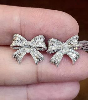 1.020ct diamond ribbon earrings