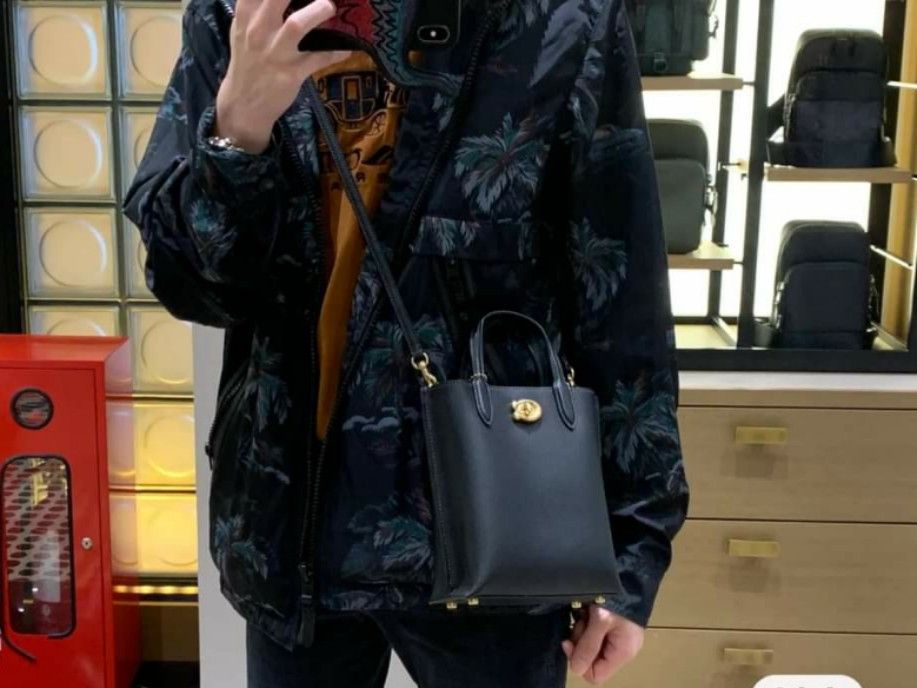 🇺🇲 Authentic Coach Track Crossbody Bag (Category: Luxury Bags & Wallets) located in Santa Cruz. Submitted by janelovebagswatchesshoesph (Listing ID 1300948054, Image 2). Description: .