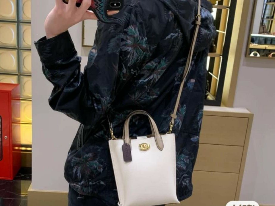 🇺🇲 Authentic Coach Track Crossbody Bag (Category: Luxury Bags & Wallets) located in Santa Cruz. Submitted by janelovebagswatchesshoesph (Listing ID 1300948054, Image 3). Description: .