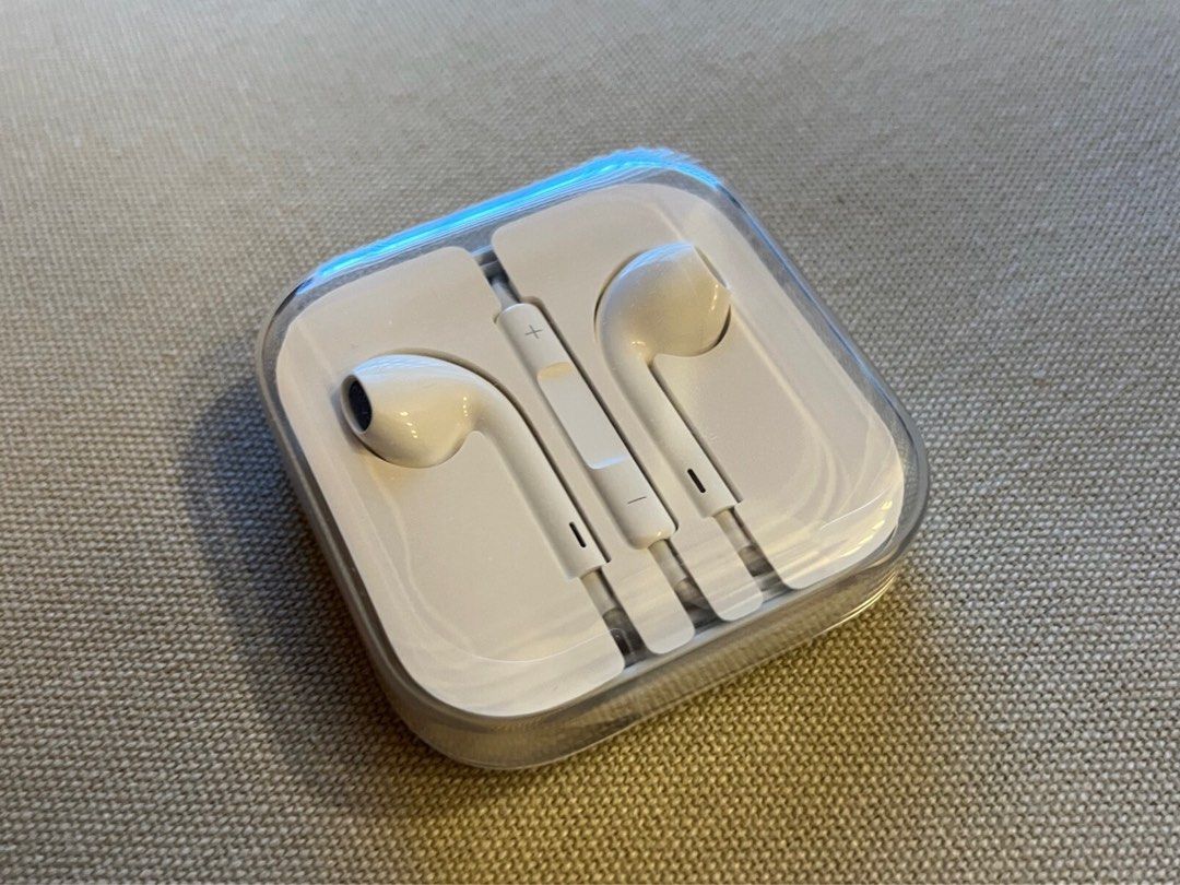 Original apple earpods with 3.5 mm plug clearance