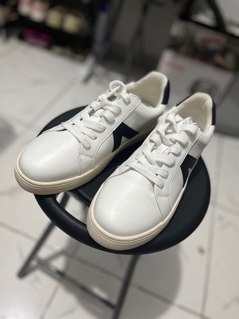 Brand new MIA shoes (Category: Sneakers) located in Cainta. Submitted by juviscloset (Listing ID 1301132179, Image 2). Description: Brand new MIA sneakers (dupe for veja) Nakalagay si 9M pero fit sakin size 9W (25cm) Selling for : 900+ sf Padala from us ‼️Sf c/o buyer‼️ Courier : Flash express, JRS Only or lalamove, grab sf c/o buyer. Mod : Gcash Pm me for more details.