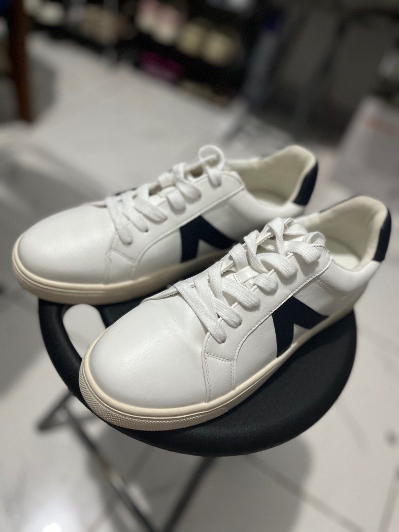 Brand new MIA shoes (Category: Sneakers) located in Cainta. Submitted by juviscloset (Listing ID 1301132179, Image 1). Description: Brand new MIA sneakers (dupe for veja) Nakalagay si 9M pero fit sakin size 9W (25cm) Selling for : 900+ sf Padala from us ‼️Sf c/o buyer‼️ Courier : Flash express, JRS Only or lalamove, grab sf c/o buyer. Mod : Gcash Pm me for more details.