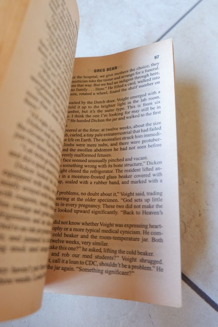 Darwin's Radio by Greg Bear (Category: Storybooks) located in Quezon City. Submitted by miletdeclutters (Listing ID 1300950348, Image 3). Description: mass market paperback (538 pages) slight warp as seen on photos (nadaganan) with foxing/tanning some creases on spine no writings/highlights Published by Ballantine Books (2000) ISBN 0-345-43524-9.