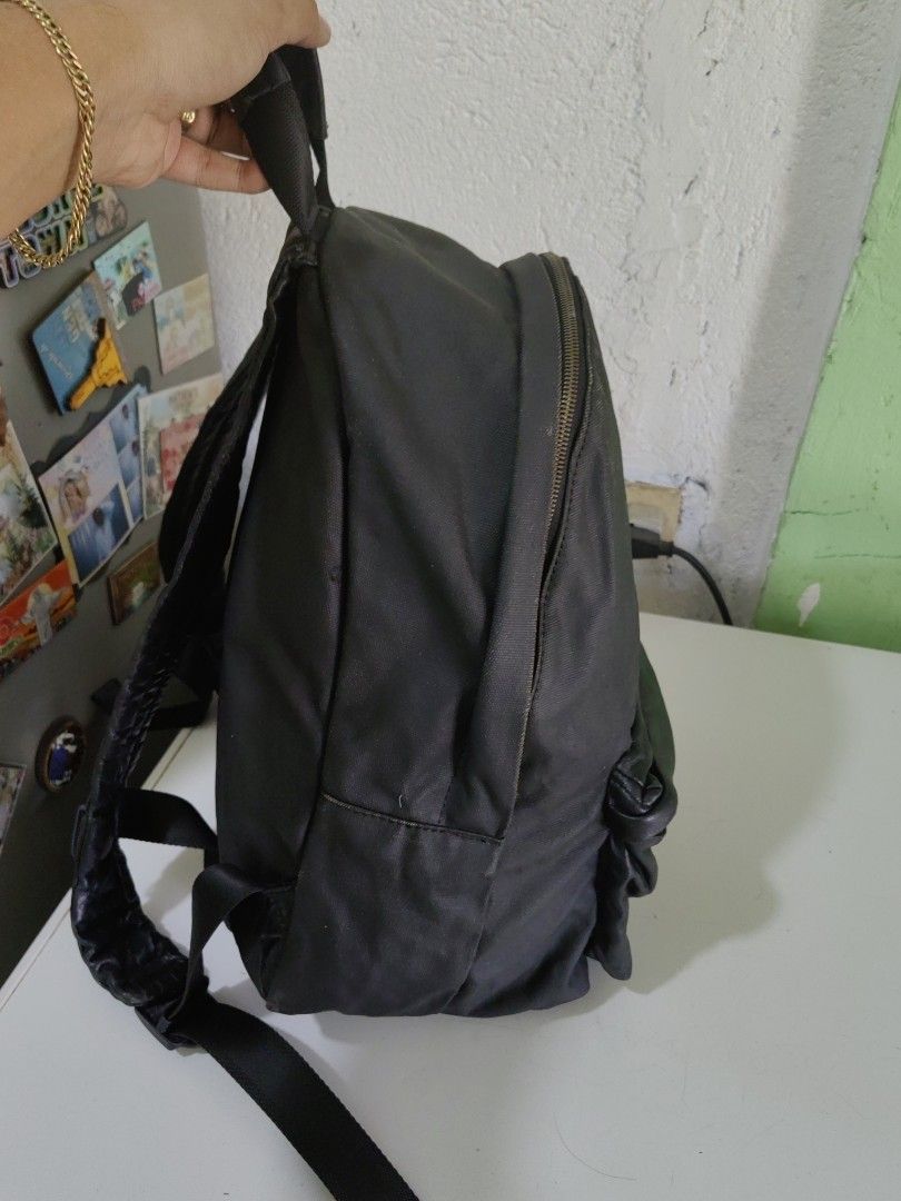GIVENCHY (Category: Luxury Bags & Wallets) located in Davao. Submitted by daneyvintage (Listing ID 1300992989, Image 3). Description: missing puller.
