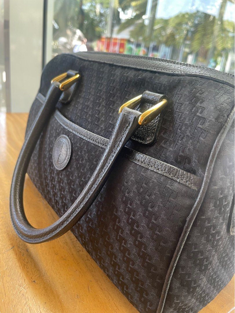 Gucci Boston Two Way Small (Category: Luxury Bags & Wallets) located in Muntinlupa City. Submitted by phbudgetluxuryfinds (Listing ID 1147135905, Image 2). Description: Authentic 💯money back guaranteed Exterior - good condition - handle, body, strap perfect condition; hardware are gold plated Interior- leather parts shows fading in color from black to gray; nagpowdery ung parts ng leather No holes or open pipes or color transfer With original st