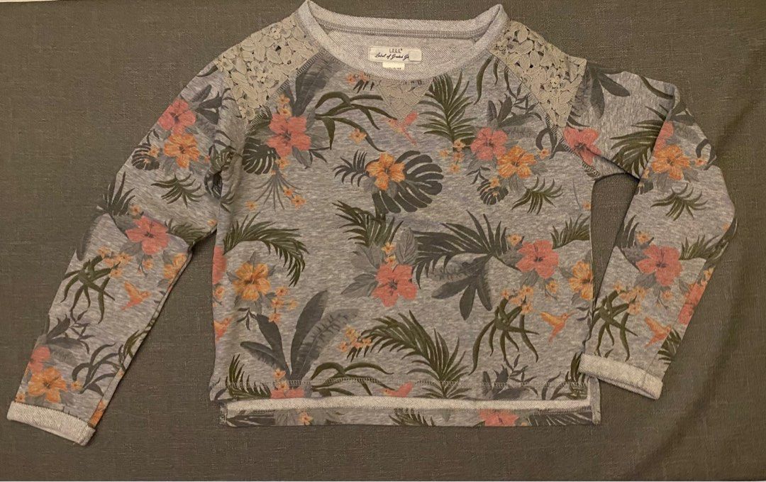 H&M sweatshirt for girls (Category: Babies & Kids Fashion) located in Quezon City. Submitted by imcandycloset (Listing ID 1301129766, Image 1). Description: H&M sweatshirt for girls Size US 10-12Y.