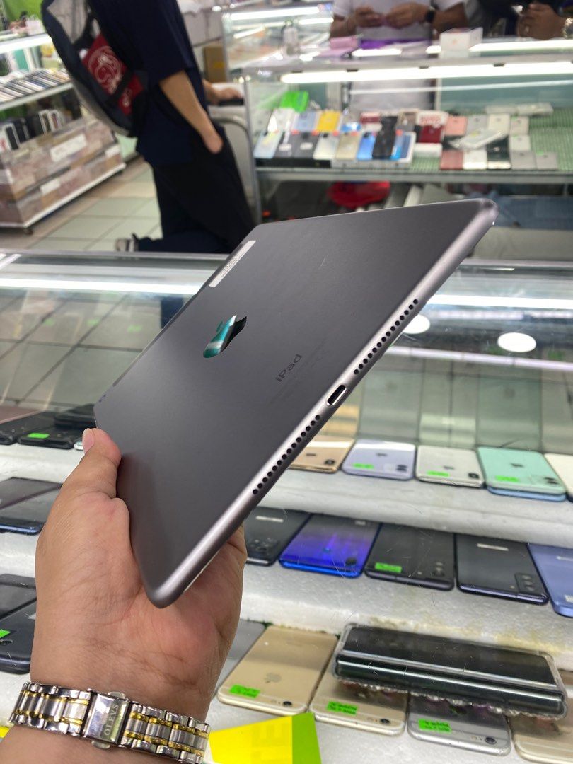 IPAD AIR 2 128GB (Category: iPad) located in Manila. Submitted by farhanadau39938 (Listing ID 1301047154, Image 2). Description: IPAD AIR 2 128GB - FACE ID - NO APPLE ID - NO REPAIR HISTORY / NO ANNY ISSUE - GOOD AS NEW - LEGIT/ORIGINAL - FACTORY UNLOCK/ OPENLINE -COLOR SPACEGRAY INCLUSION: CASE, TEMPERED, CHARGER MODE OF PAYMENT 💰 💳CASH, BDO, BPI, GCASH 🙂 Follow us on tiktok: www.tiktok.com/@amrongadgethub CASH ON DELIVERY NATIONWIDE ✔️ Order