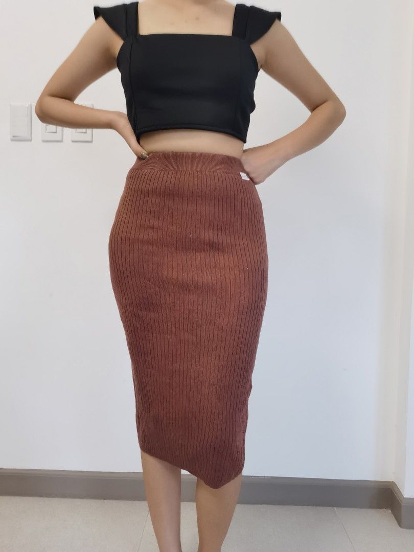 Knitted branded skirts (Category: Skirts) located in Mabalacat. Submitted by thriftte (Listing ID 1301060902, Image 1). Description: Blue size 34 to 35 Brown size 23 to 28.