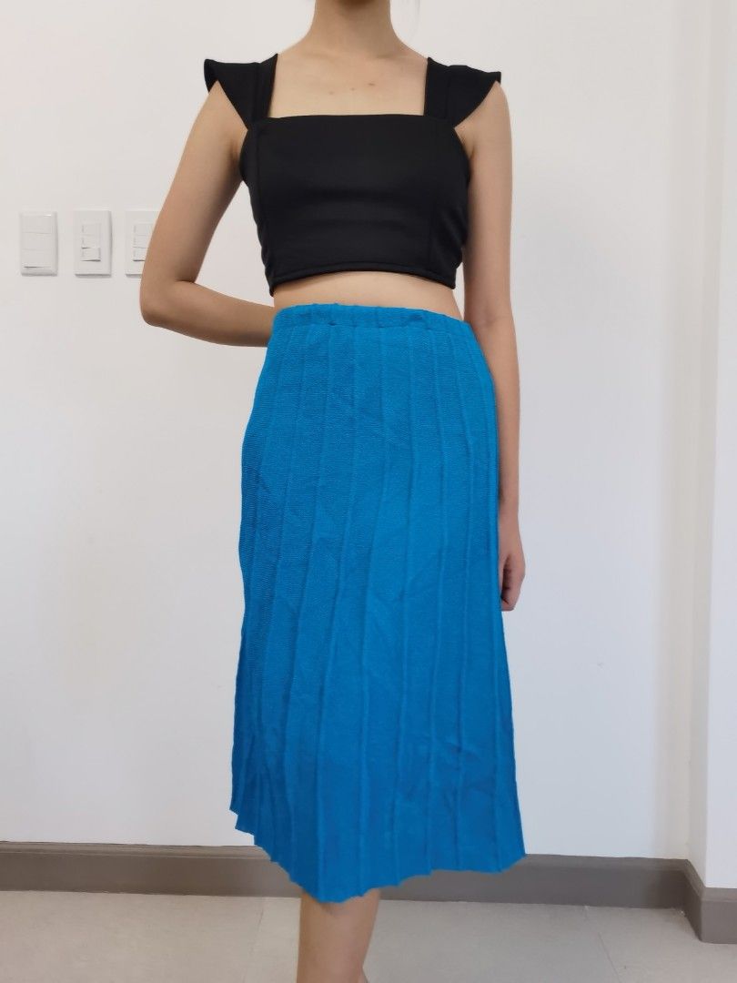 Knitted branded skirts (Category: Skirts) located in Mabalacat. Submitted by thriftte (Listing ID 1301060902, Image 2). Description: Blue size 34 to 35 Brown size 23 to 28.