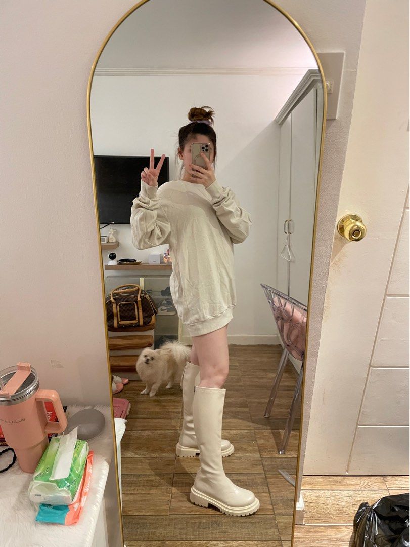 Korean White Boots (Category: Boots) located in Quezon City. Submitted by declutterxcloset (Listing ID 1300941948, Image 2). Description: I bought it in korea for 3,500 super pretty huhuhuhu ayaw ko pa sana let go kaso wala pa kong out of the country travel kaya hindi ko pa siya magamit :(( I’m size 7 (23.5 cm).