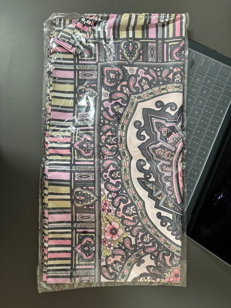 Patterned headscarf (Category: Hijabs) located in Kuala Lumpur. Submitted by nursakinah790 (Listing ID 1300961376, Image 1). Description: Brand new with tag 100% silk .