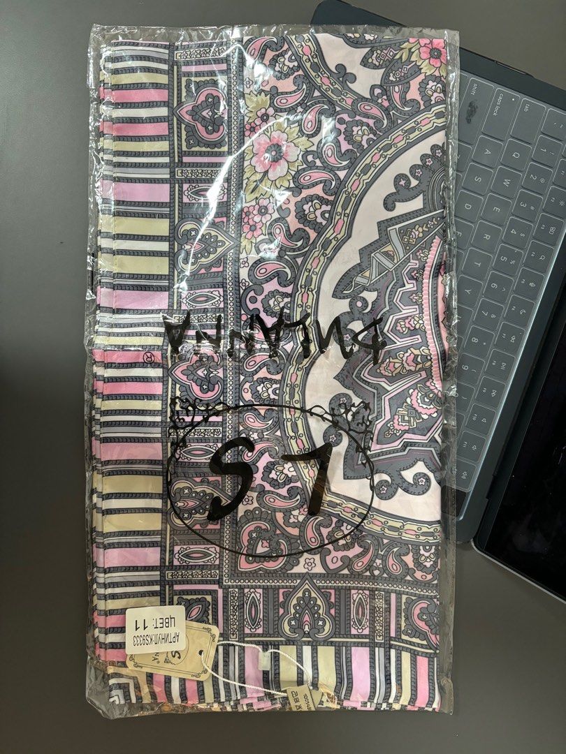 Patterned headscarf (Category: Hijabs) located in Kuala Lumpur. Submitted by nursakinah790 (Listing ID 1300961376, Image 2). Description: Brand new with tag 100% silk .