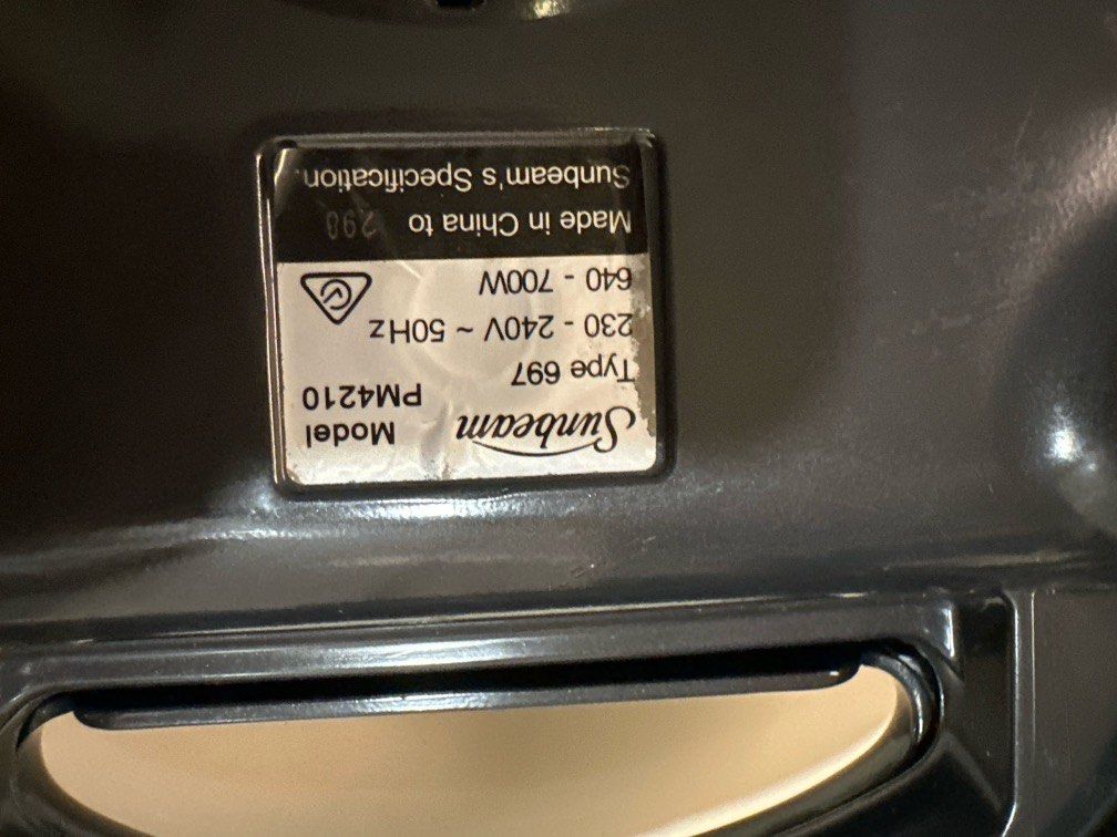 Pie Magic Maker (Category: Other Kitchen Appliances) located in Singapore. Submitted by noosamama (Listing ID 1301136458, Image 6). Description: Fresh hot pies in minutes. Got it but used once .