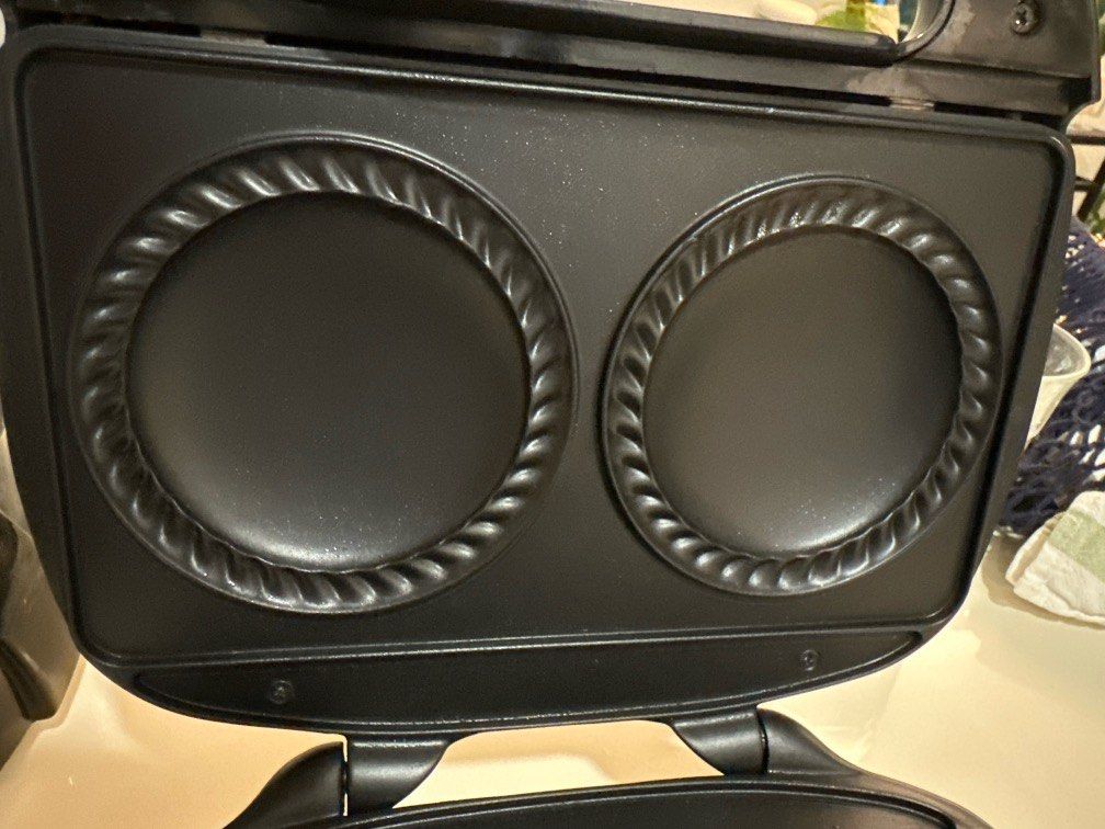 Pie Magic Maker (Category: Other Kitchen Appliances) located in Singapore. Submitted by noosamama (Listing ID 1301136458, Image 3). Description: Fresh hot pies in minutes. Got it but used once .