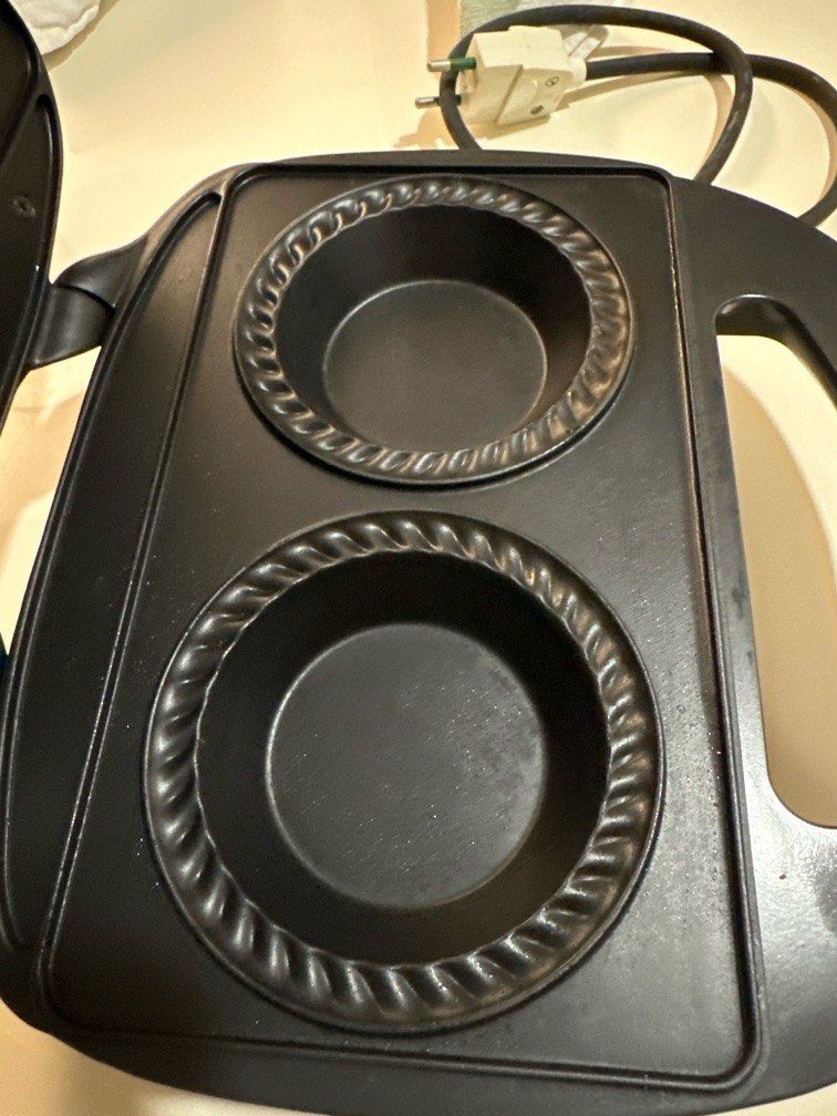 Pie Magic Maker (Category: Other Kitchen Appliances) located in Singapore. Submitted by noosamama (Listing ID 1301136458, Image 2). Description: Fresh hot pies in minutes. Got it but used once .