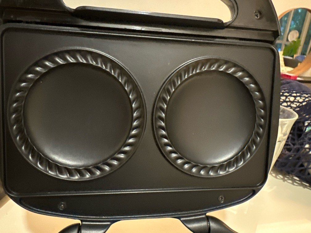 Pie Magic Maker (Category: Other Kitchen Appliances) located in Singapore. Submitted by noosamama (Listing ID 1301136458, Image 5). Description: Fresh hot pies in minutes. Got it but used once .