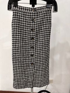 Pretty Midi houndstooth skirt from Zara.