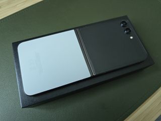 Samsung Z Flip 5 512GB Gray (online exclusive) Openline/Factory unlocked - from UAE