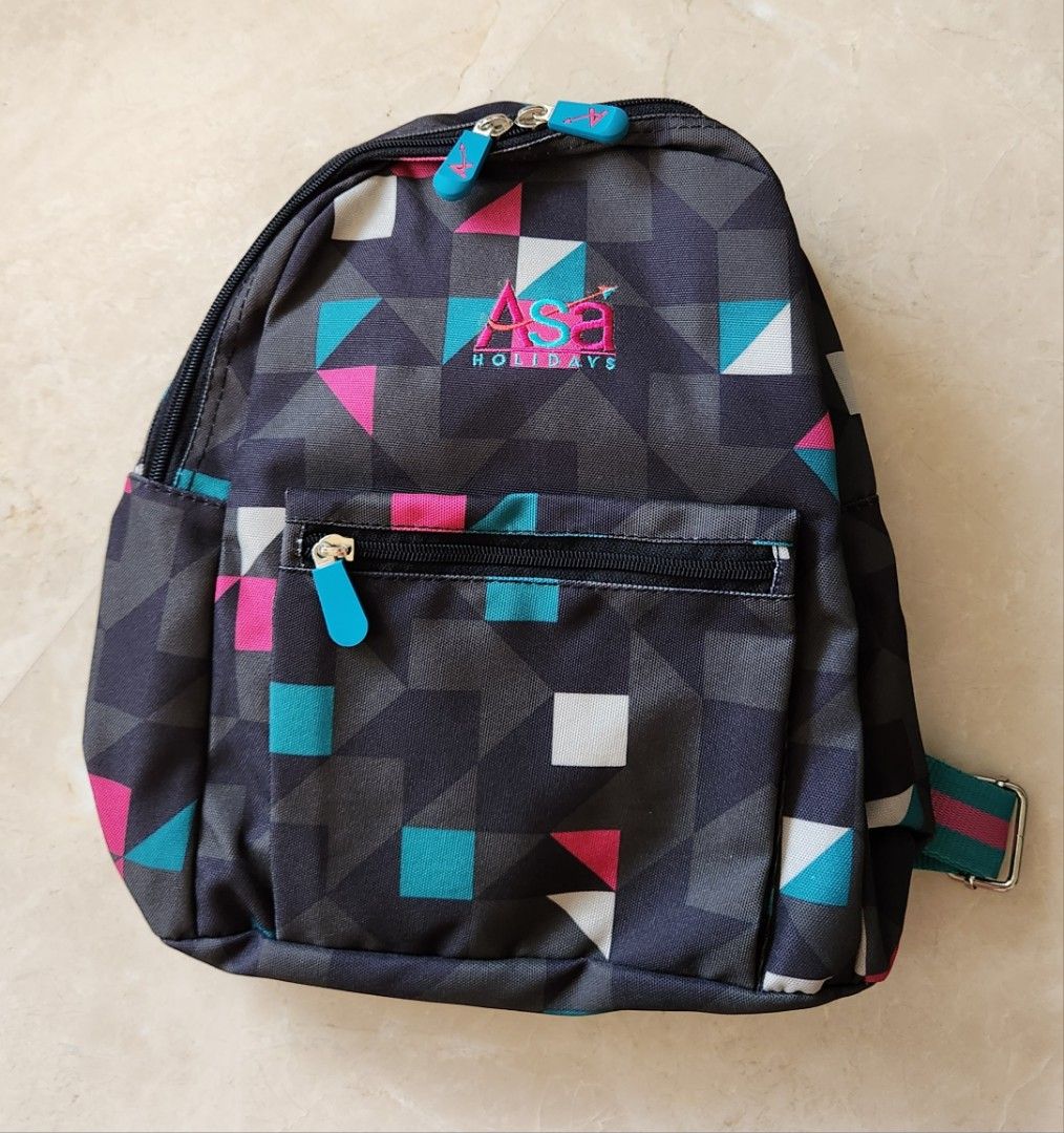 Small backpack (Category: Backpacks) located in Singapore. Submitted by kwpeh (Listing ID 1300966435, Image 1). Description: vibrant color 30cm tall.