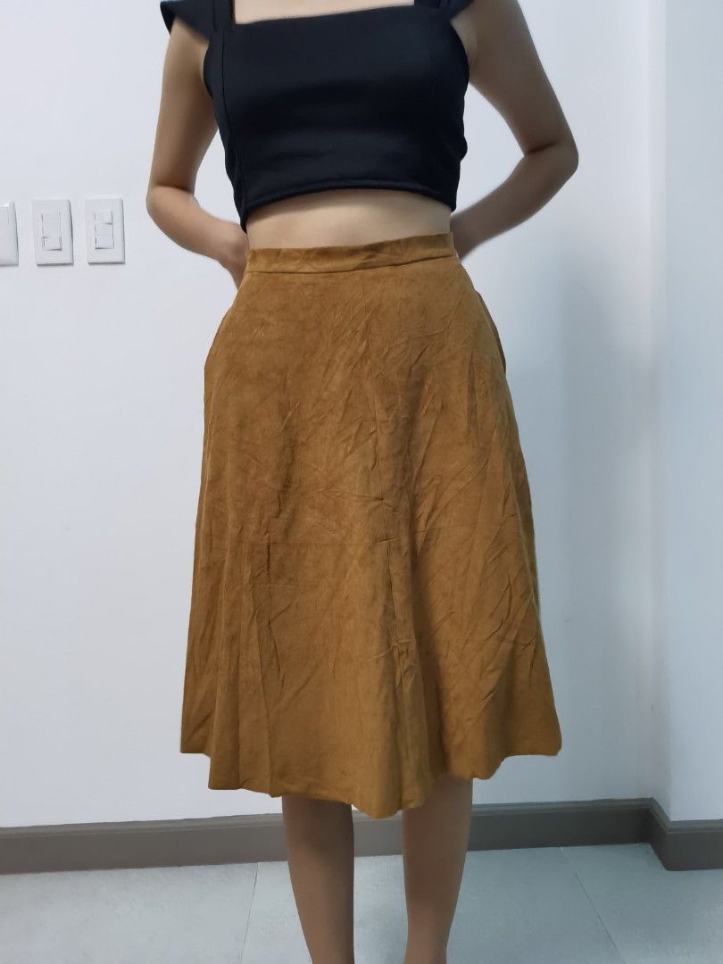 Vince Camuto Suede Skirt (Category: Skirts) located in Mabalacat. Submitted by thriftte (Listing ID 1301054601, Image 1). Description: Size 27 like new.