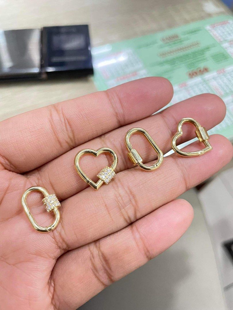 18K Saudi Gold carabiner (Category: Necklaces) located in Manila. Submitted by bhelgoldseller2ndaccount (Listing ID 1302648670, Image 1). Description: New!!✨New!!✨New!! Authentic 18k Saudi Golds pendant 💫💫💫 💯pawnable/naisasanla 💯with high appraisal rate 💯good investment 💯Direct supplier price 😘 👉OPEN for resellers 👌👌 🌺please take time to evaluate their actual sizes and grams 👉👉Best panggift for all occasions ✅ Sold per grams not per