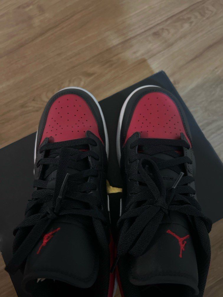 AIR JORDAN 1 LOW (GS) (Category: Sneakers) located in Pasig City. Submitted by sofiescloset_ (Listing ID 1302684907, Image 2). Description: Size: Kids 7Y (Womens 8.5) Bought in SG (with receipt) Retail price SGD $139 (approx. ₱5,800 ) Female owned .