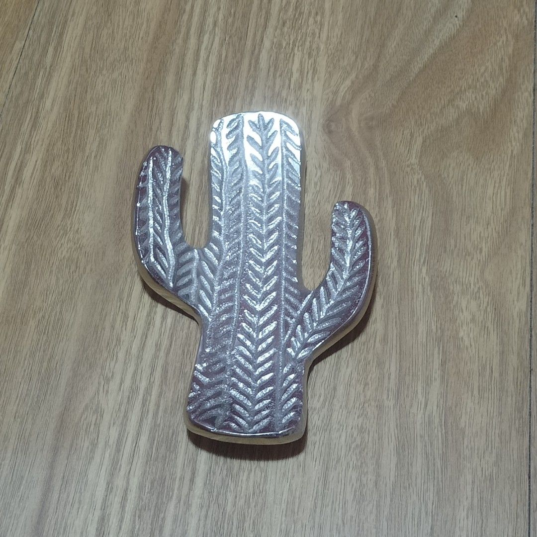CACTUS CATCH-ALL METAL TRAY (Category: Other Home Decor) located in Makati City. Submitted by nyxhemera26 (Listing ID 1302711230, Image 1). Description: CACTUS CATCH-ALL METAL TRAY • NEW WITH BOX • 5 PCS AVAILABLE.