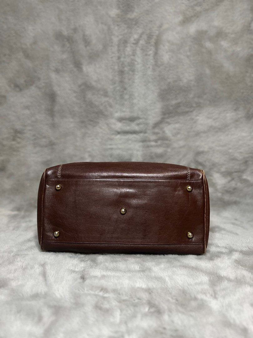 Chloe vintage boston handbag (Category: Luxury Bags & Wallets) located in Manila. Submitted by zapantaesther (Listing ID 1302692401, Image 3). Description: Authentic Vintage Chloe leather bag Issue: Rubs on corners In very good condition.
