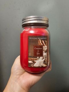 Holiday Memories Scented Candle - Cinnamon and Spice