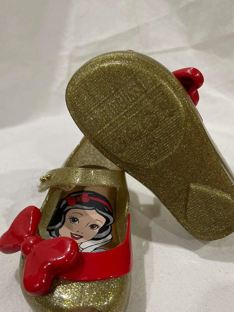 Mini Melissa snow white (Category: Babies & Kids Fashion) located in San Fernando. Submitted by ceeem10 (Listing ID 1302581754, Image 3). Description: No box.