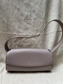 (Category: ) located in . Submitted by demure_bags (Listing ID 1302649169, Image 1). Description: .