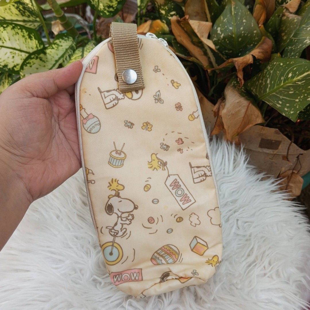 SNOOPY Peanuts Bottle Case Pouch Bag (Category: Purses & Pouches) located in Cainta. Submitted by japananikanik (Listing ID 1302687867, Image 1). Description: -needs cleaning - Preloved - From Japan - Item on Hand ready for shipping - Great for gift/collection Prices are for the Item only SHIPPING FEE NOT INCLUDED legit seller 😊 For more inquiries kindly Pm us ☺️ FIRST TO PAY NO RESERVATION LALAMOVE pick up by SCHEDULE.