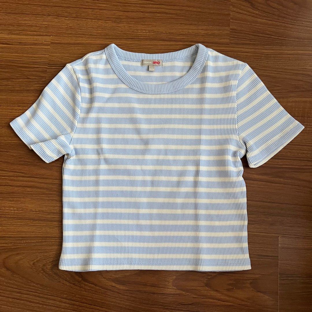 spao light blue cropped shirt (Category: Shirts) located in Manila. Submitted by basicbaguette (Listing ID 1302619801, Image 1). Description: size small but the fit is slightly boxy.