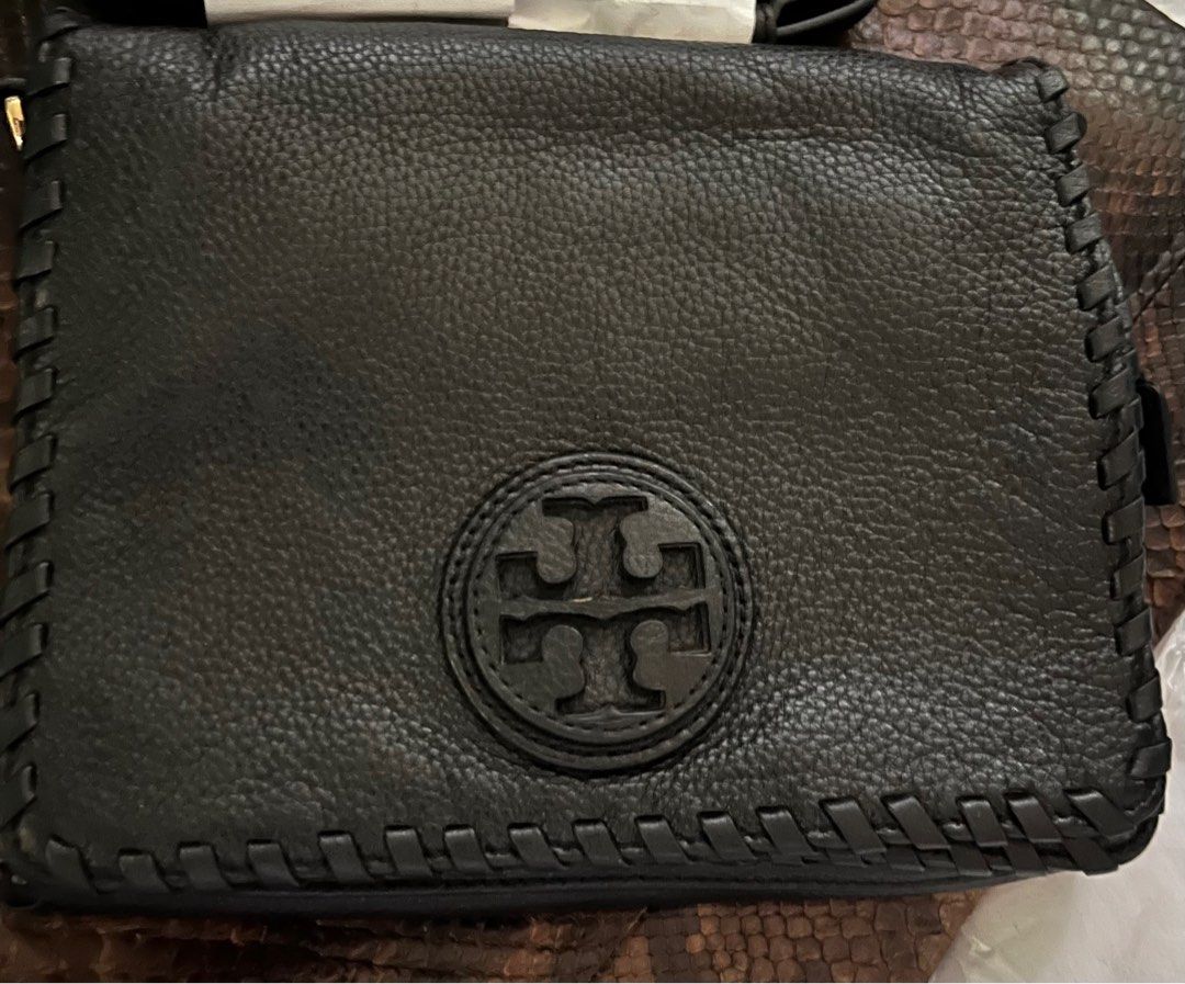 tory burch marion combo crossbody (Category: Luxury Bags & Wallets) located in Rodriguez. Submitted by Branded100 (Listing ID 1302565219, Image 1). Description: hindi masyadong nagagamit, super nice, with sign of usage lang pero still nice pa din ganda ng leather. medyo mabigat because of the leather..change sling na lang po, medyo nag bbreak na due to storage pero tory burch sling pa din po.. message me if interested...