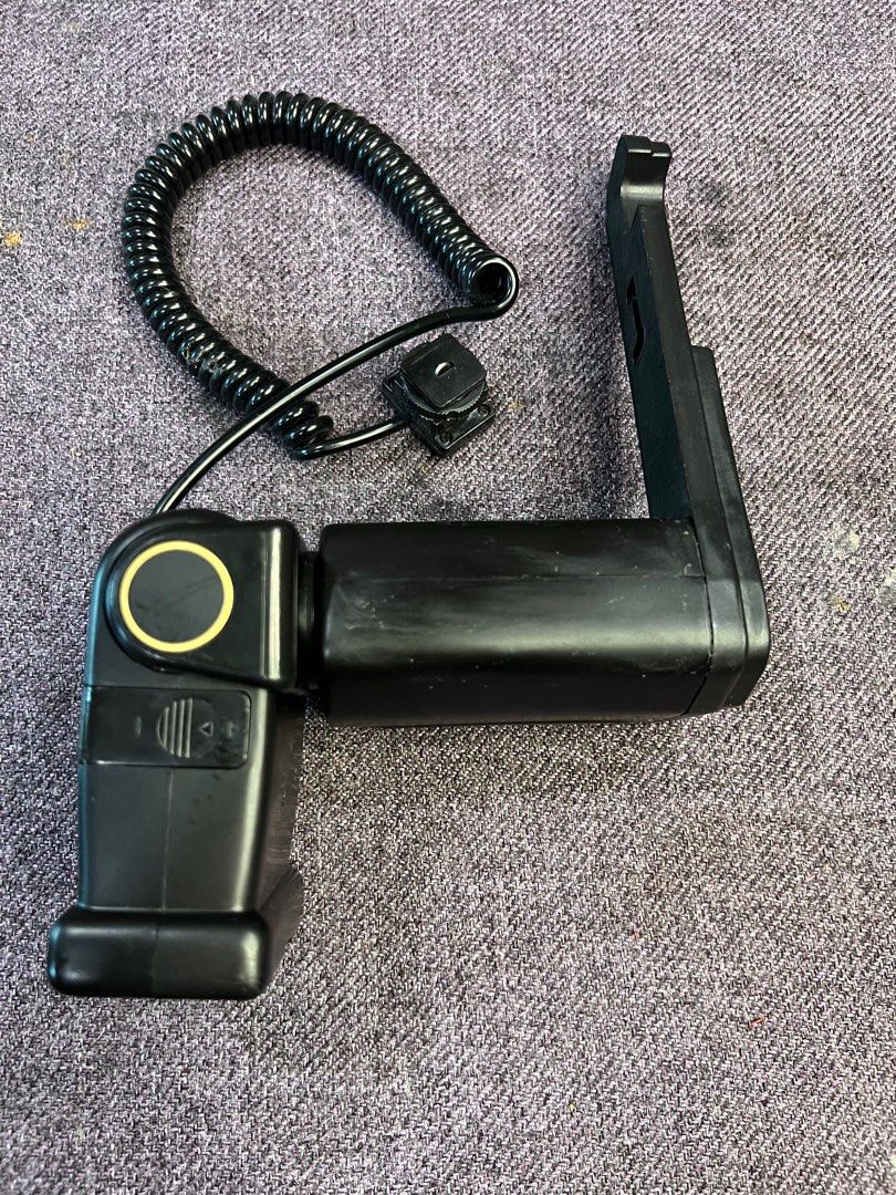 Vintage Camera Flash in Good Working condition (Category: Camera Bags & Carriers) located in Makati City. Submitted by affordableeleganceemporium (Listing ID 1302579266, Image 3). Description: The Vintage Camera Flash in good working condition is a sought-after item for collectors and photography enthusiasts alike. Here’s why it’s a valuable addition to any collection: 1. **Historical Significance:** Vintage camera flashes represent a bygone era 