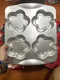 Wilton flower non-stick pan /  oven baking tray / cookie bake tray / cupcake tray