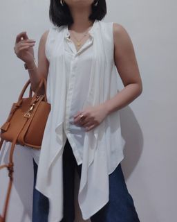 2 FOR 500 - VERY CHIC WHITE SLEEVELESS BUTTONDOWN SLEEVESS BLOUSE SMALL 032403
