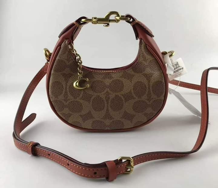 🍀 CCH Mini Jonie (Category: Luxury Bags & Wallets) located in Manila. Submitted by shan_kenz (Listing ID 1302739161, Image 3). Description: 🍀 CCH Mini Jonie ▪️15.5cm (L) x 7cm (H) x 6cm (W) 💰P1,800 ▪️Actual photo ▪️Plus SF.