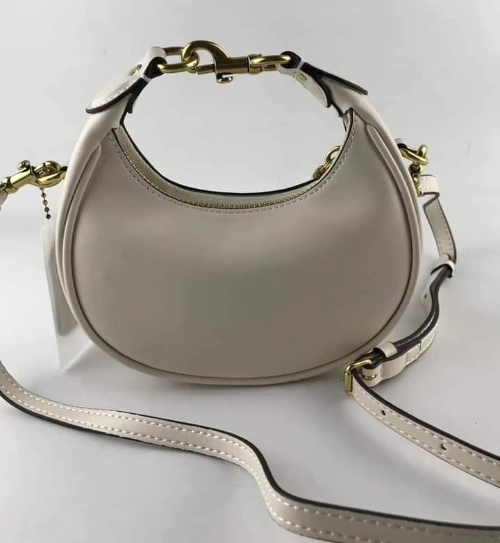 🍀 CCH Mini Jonie (Category: Luxury Bags & Wallets) located in Manila. Submitted by shan_kenz (Listing ID 1302739464, Image 3). Description: 🍀 CCH Mini Jonie ▪️15.5cm (L) x 7cm (H) x 6cm (W) 💰P1,800 ▪️Actual photo ▪️Plus SF.