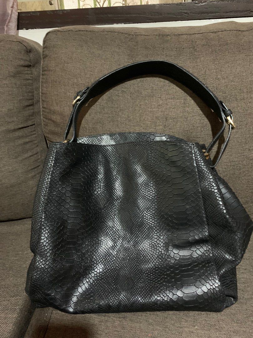 brera bag (Category: Shoulder Bags) located in Batangas. Submitted by devolerpyu19 (Listing ID 1302753892, Image 1). Description: intact lining can pass as new super ganda p po. not my type..