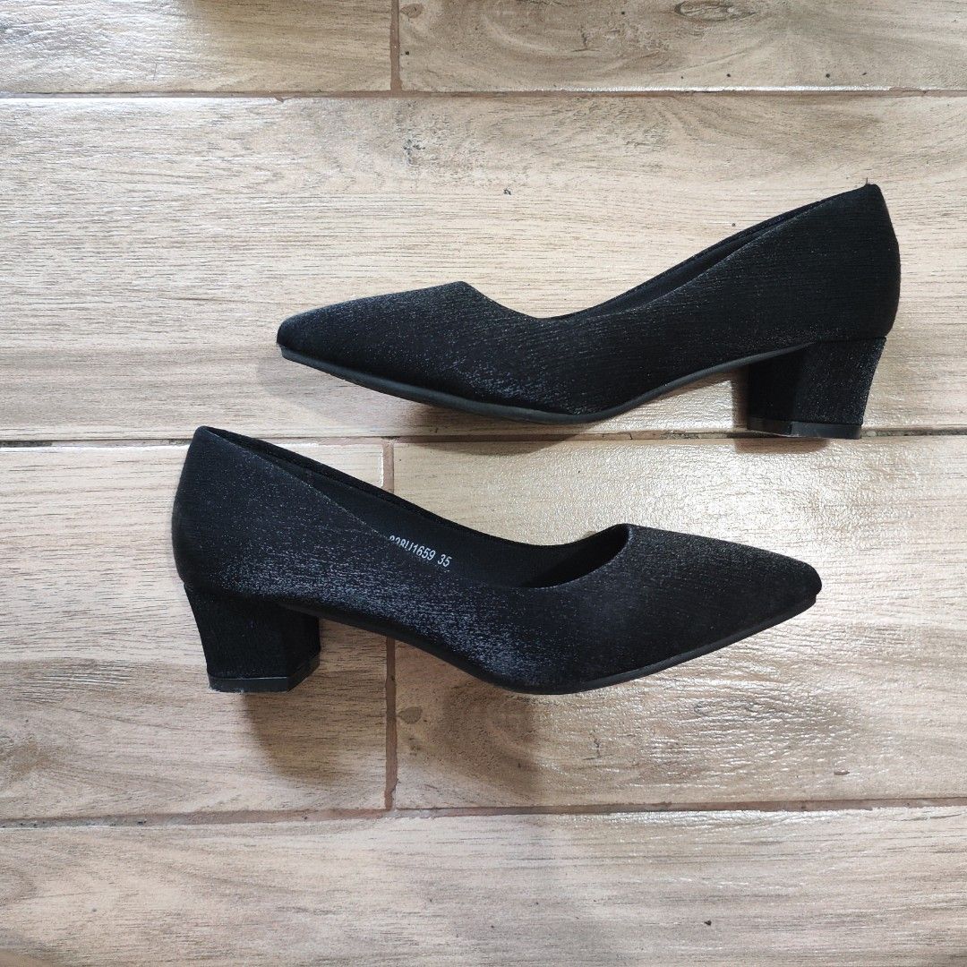Chelsea black heeled shoes (Category: Heels) located in Iloilo. Submitted by lissuin (Listing ID 1302793021, Image 1). Description: Brand: Chelsea Size: 35 Heel height: 1.5" Condition: Almost new. Only used once for a concert. Comes with box. Features: Very comfortable insole. With silver streaks design. Original price: Php 1,599.00 Rfs: Decluttering Shipping fee c/o buyer. Willing to meet up if in Iloilo City.