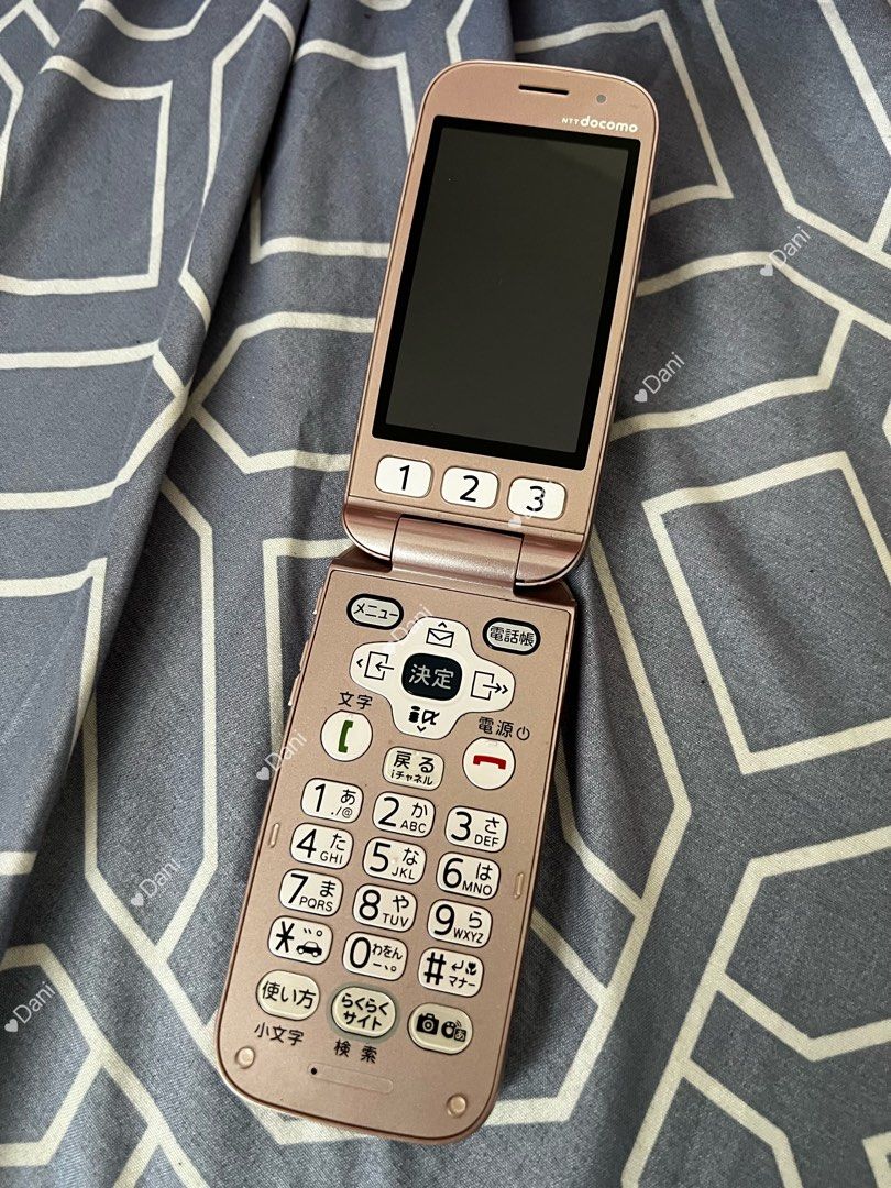 DOCOMO metallic baby pink (Category: Early Generation Mobile Phones) located in Baliuag. Submitted by cherrie_dani (Listing ID 1302790881, Image 2). Description: Metallic baby pink (docomo): 900 - Has light scratches, works but has lcd screen problem (black screen) - Inclusions is unit itself and battery. It uses a universal charger to charge the battery (not included).