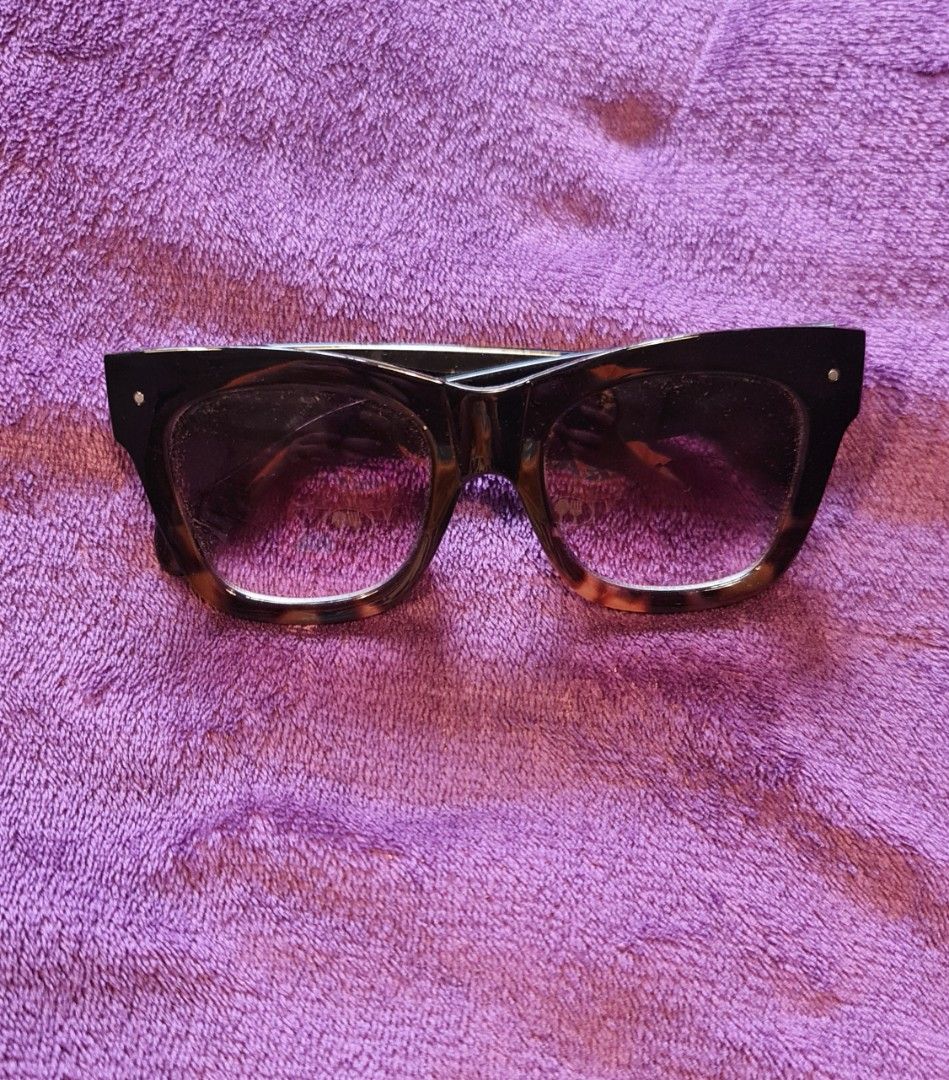 H&M Eyewear Sunglasses Unisex (Category: Sunglasses & Eyewear) located in Tarlac. Submitted by depplove (Listing ID 1302802458, Image 1). Description: Unisex H&M preloved eyewear from Singapore. With flaws on the shades (gasgas). As is..