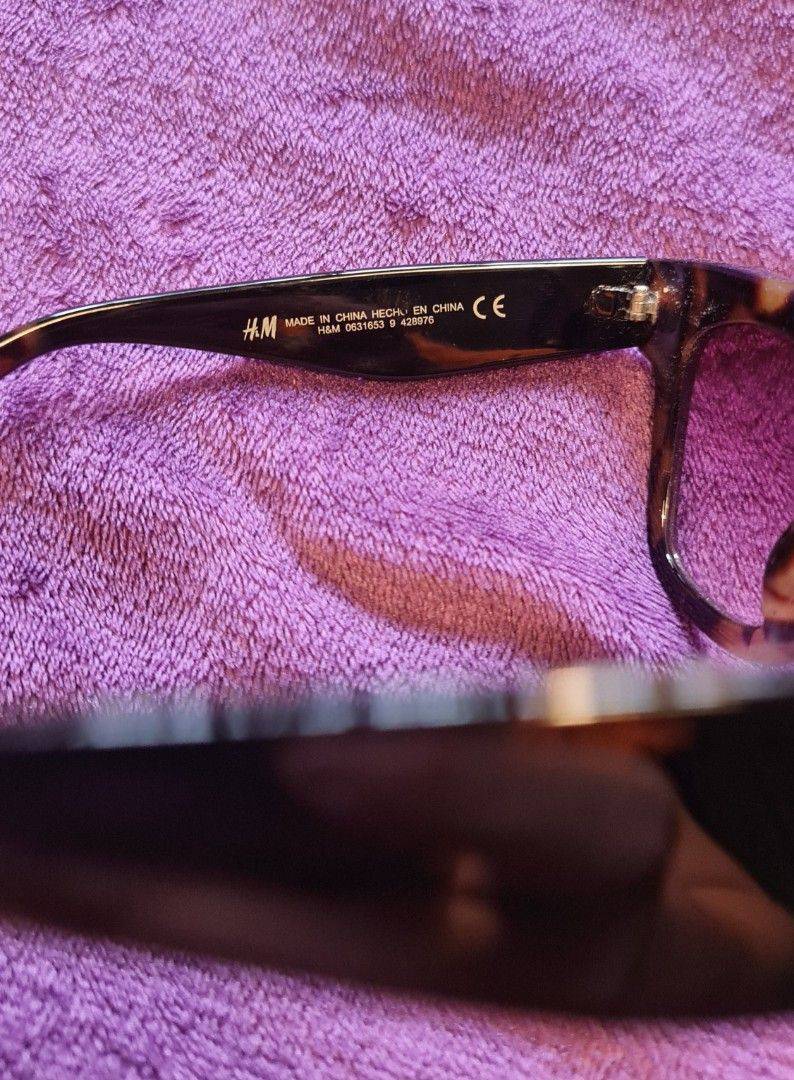 H&M Eyewear Sunglasses Unisex (Category: Sunglasses & Eyewear) located in Tarlac. Submitted by depplove (Listing ID 1302802458, Image 2). Description: Unisex H&M preloved eyewear from Singapore. With flaws on the shades (gasgas). As is..