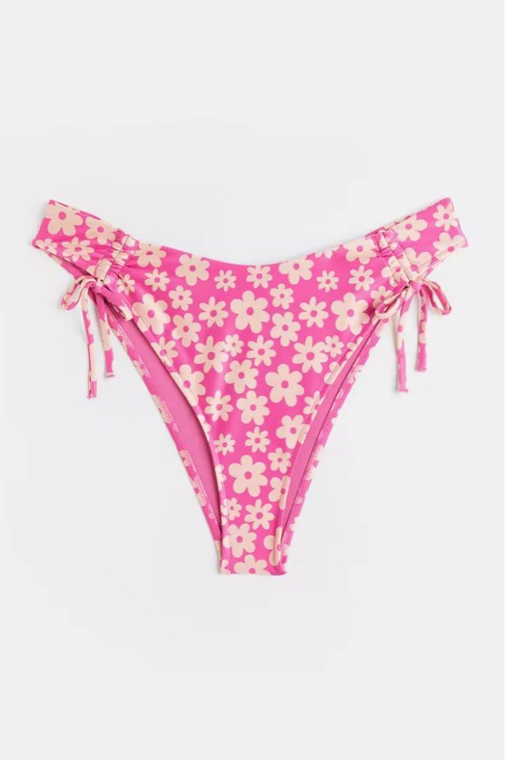 H&M Pink Floral Bikini Bottoms (Category: Bikinis & Swimsuits) located in Rizal. Submitted by beaa23 (Listing ID 1302807870, Image 1). Description: Rfs: it doesn’t fit me Medium cut Mid waist Floral Pink Pretty Aesthetic EUR L / US L / CA G / MX G .